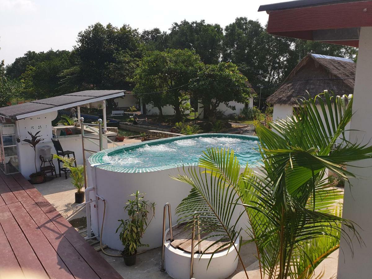 Bohemiaz Resort and Spa Kampot Bagian luar foto